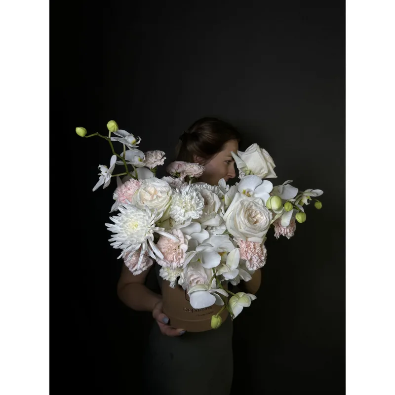 Box in White and Beige shades with an Orchid — foto 2