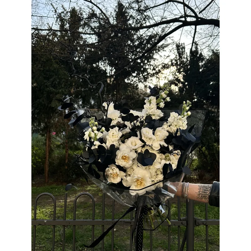 Black and White Custom-Made Bouquet — foto 3