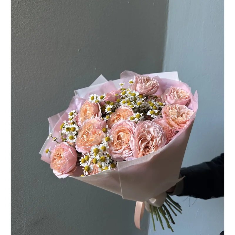 Spray roses with Camomile