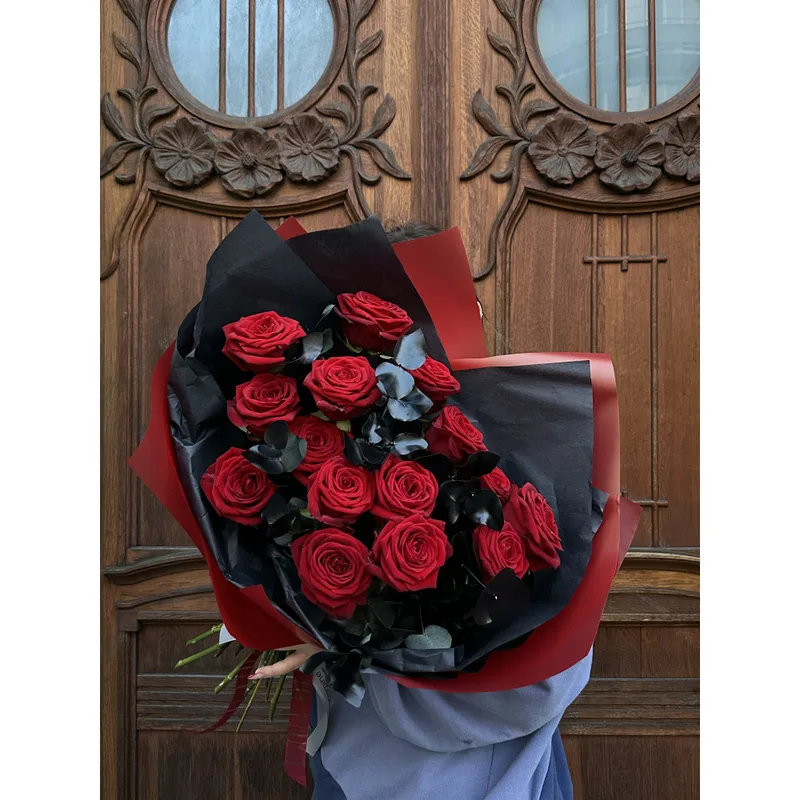Stylish Red Roses with black eucalyptus — foto 2