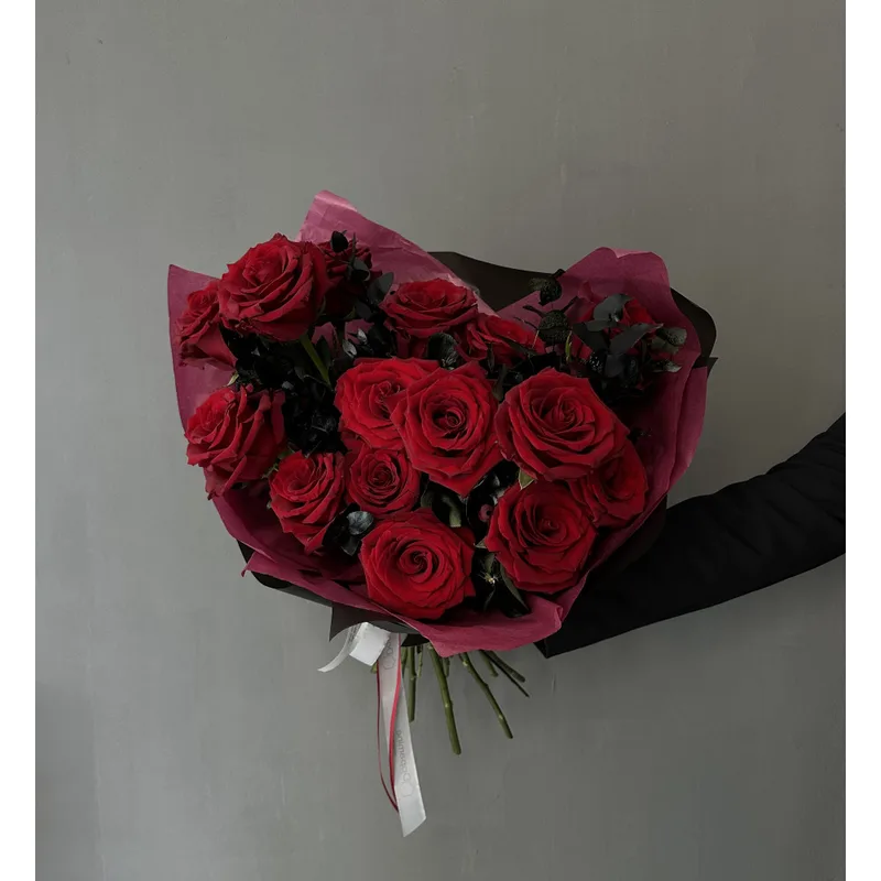 Stylish Red Roses with black eucalyptus — foto 3