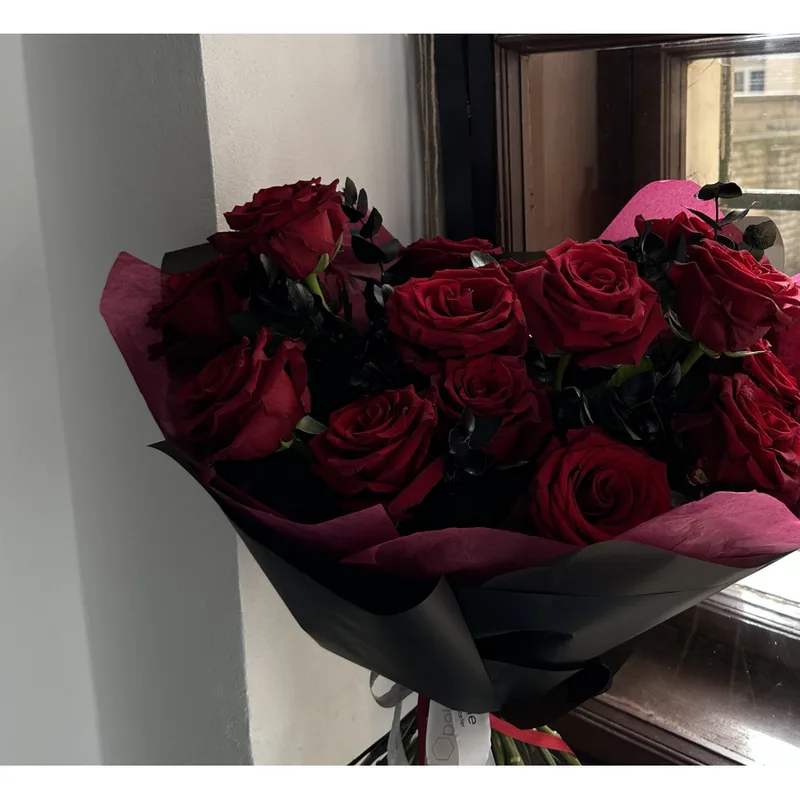 Stylish Red Roses with black eucalyptus — foto 4